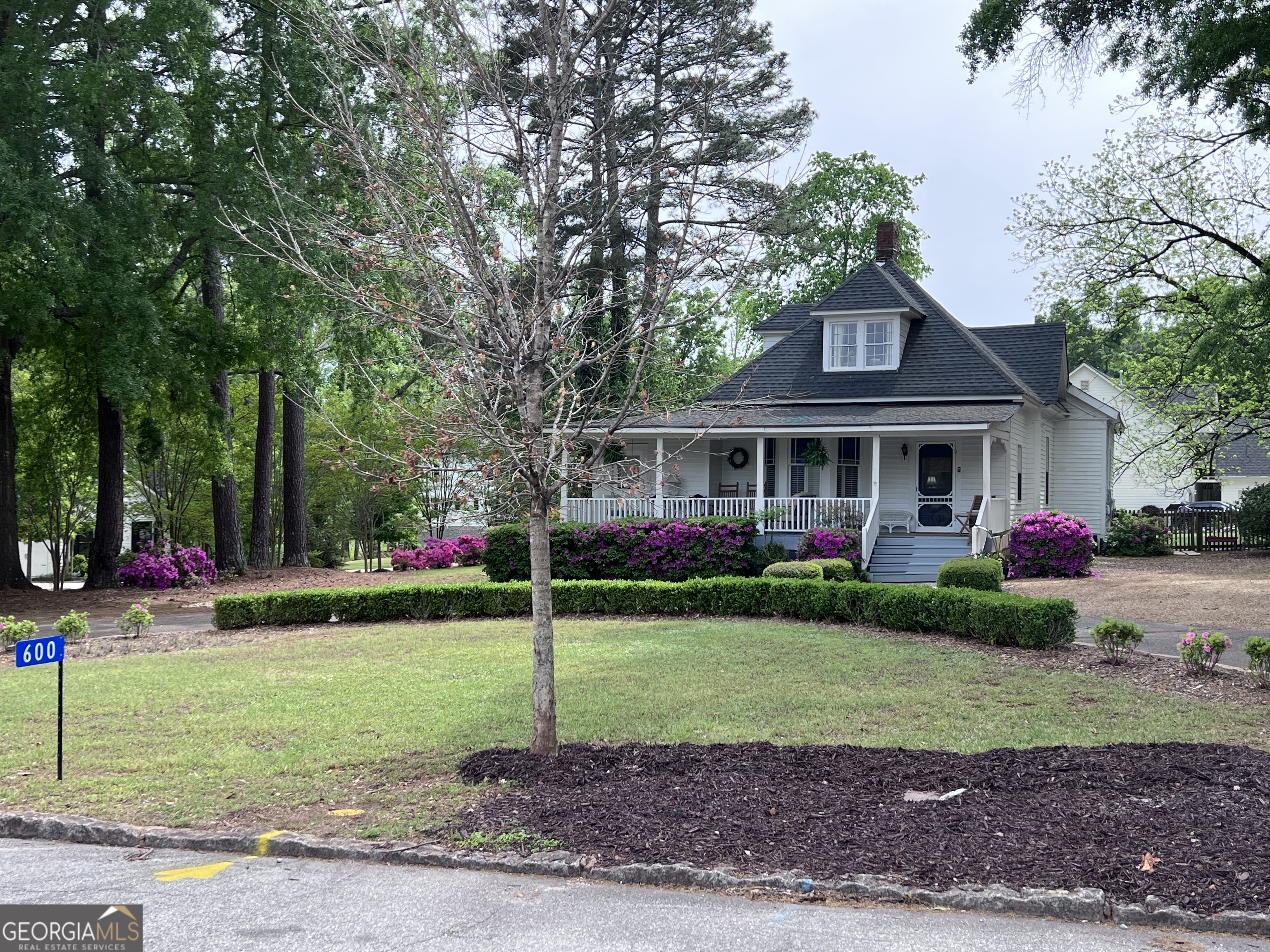 600 Foster Street Madison, GA 30650 - Photo 2 of 54 a front view of a house with garden