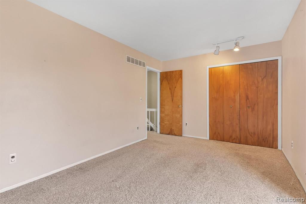 637 Oakbrook West Rochester, MI 48307 - Photo 30 of 45
