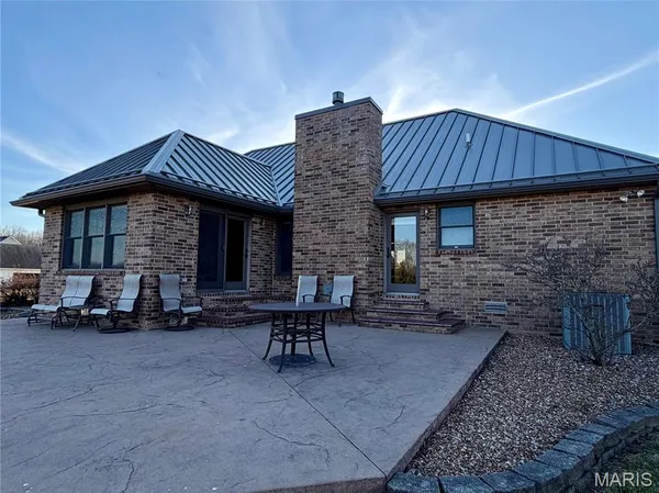 $449,900 | 23110 Roselawn Drive, Lebanon, MO 65536