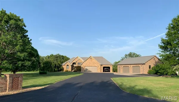 $449,900 | 23110 Roselawn Drive, Lebanon, MO 65536