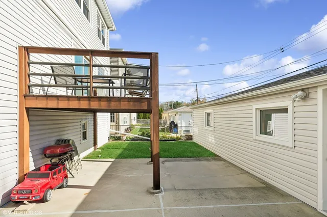 $2,200 | 6845 West Leland Avenue, Unit 2, Harwood Heights, IL 60706