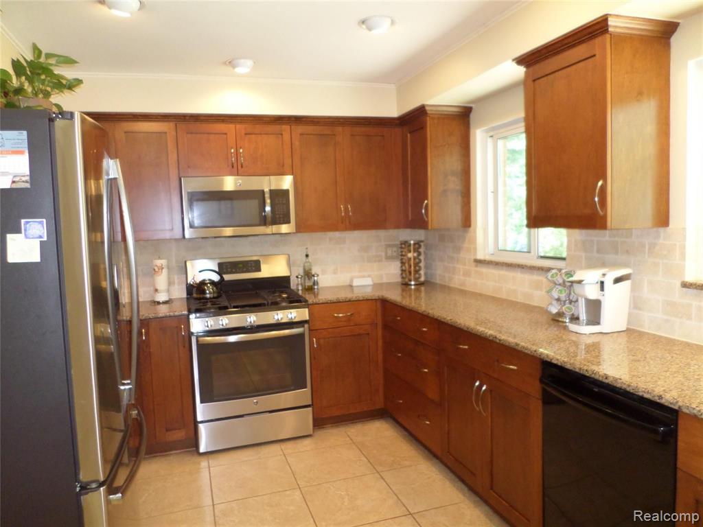 2651 Harrington Road Rochester Hills, MI 48307 - Photo 4 of 40