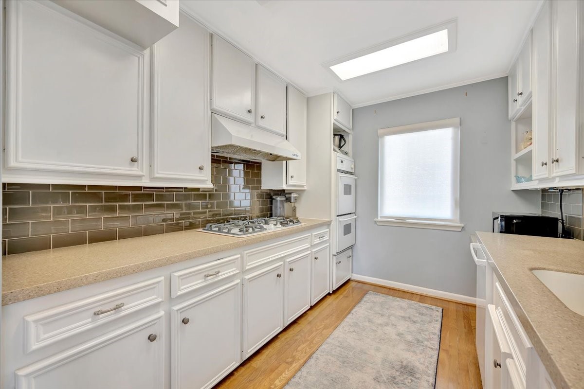 112 Oak Road Clear Lake Shores, TX 77565 - Photo 14 of 41 BRIGHT KITCHEN WITH SILESTONE COUNTERS AND SUBWAY TILE BACKSPLASH.