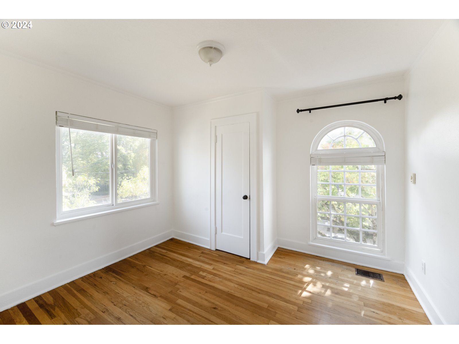 909 Northeast Brazee Street, Unit 17 Portland, OR 97212 - Photo 33 of 47 a view of an empty room and window