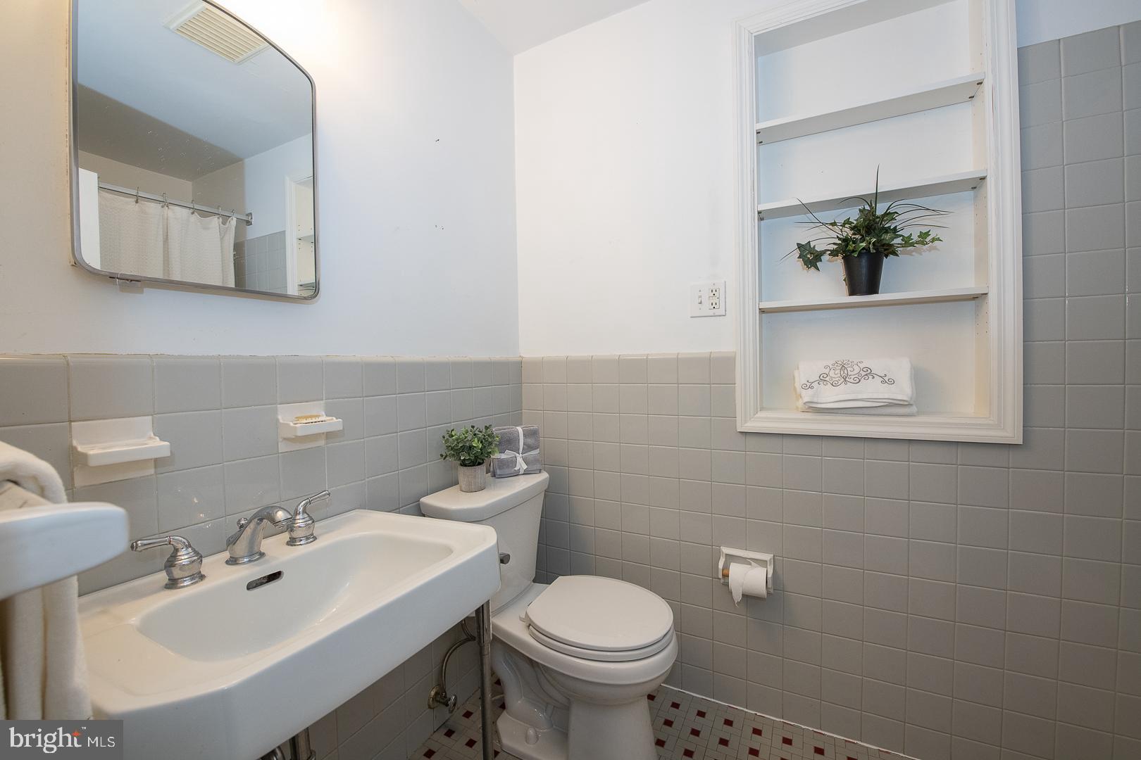 120 Pine Tree Road Radnor, PA 19087 - Photo 20 of 37 Full bath in the hallway