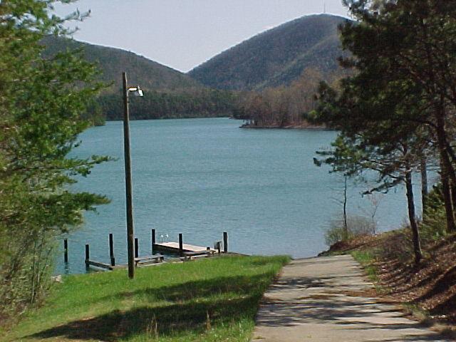 Deeded community lot with boat ramp