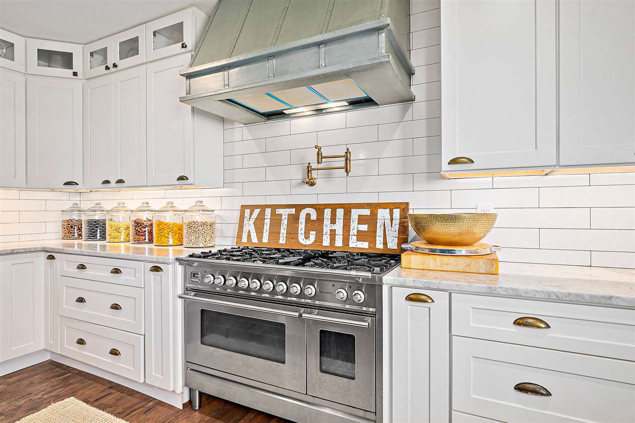 205 Oglethorpe Boulevard St. Augustine, FL 32080 - Photo 8 of 48 a stove top oven sitting inside of a kitchen