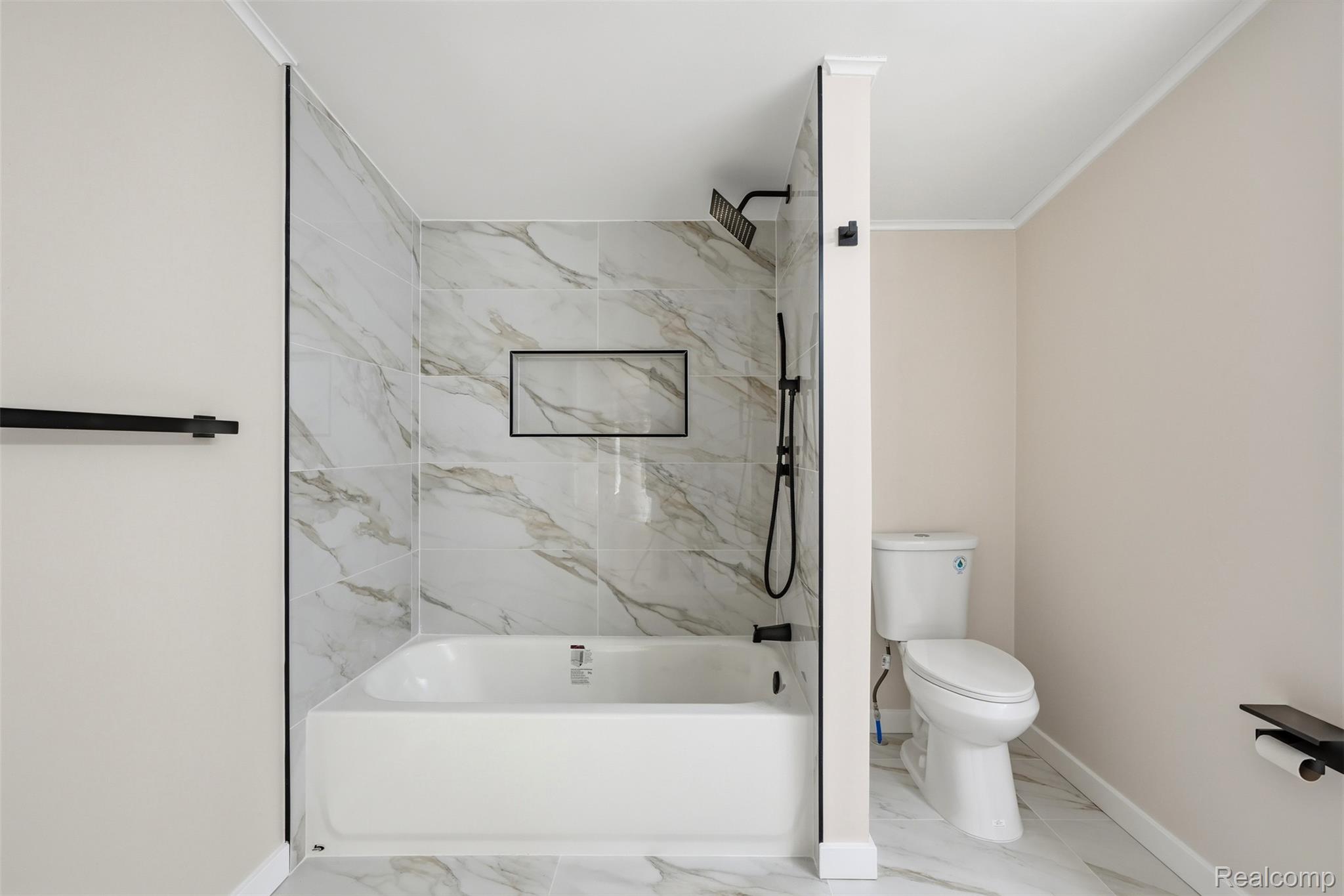 4420 Dublin Road Burton, MI 48529 - Photo 18 of 56 Bathroom