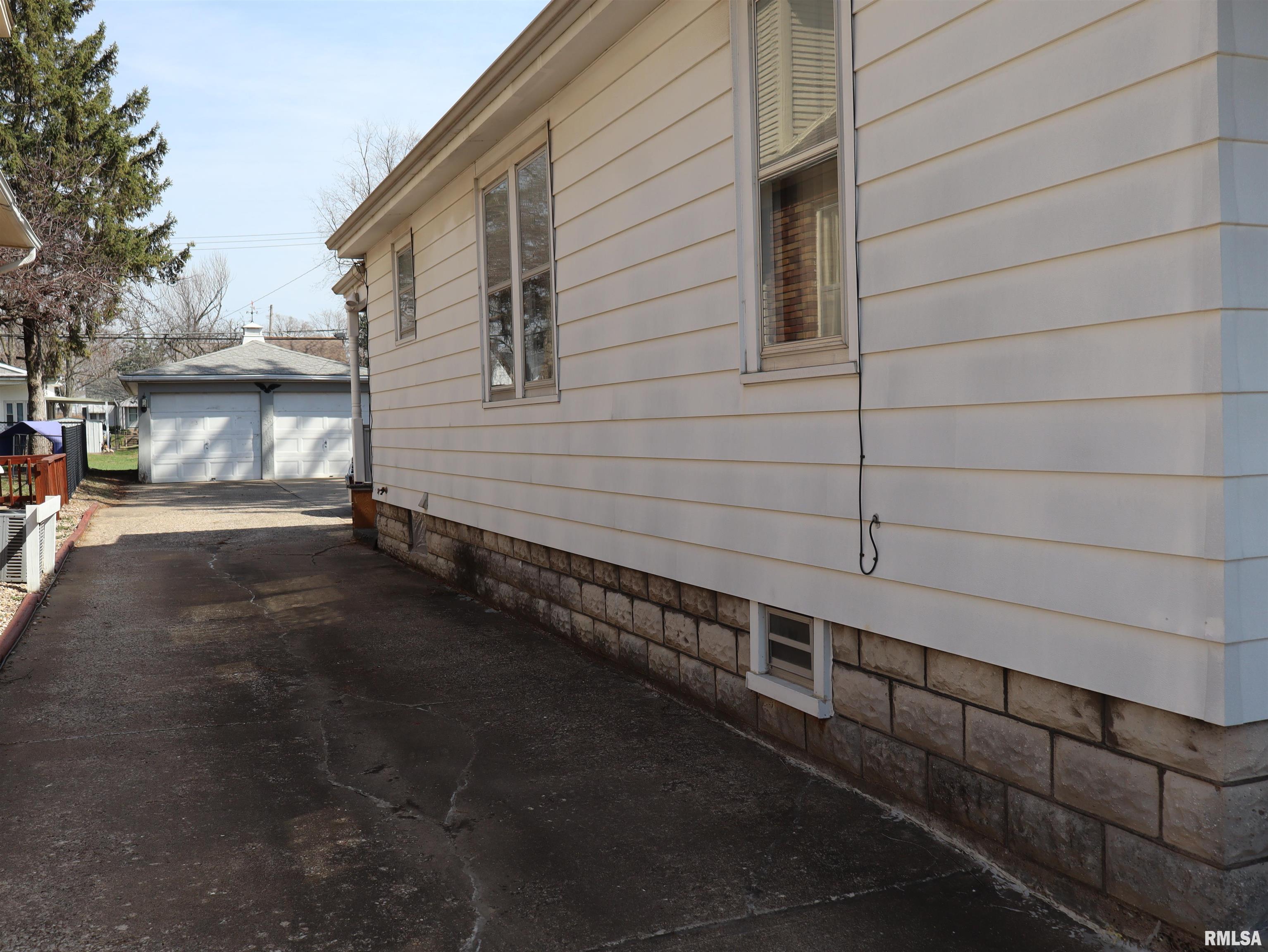 1422 North 12th Street Quincy, IL 62301 - Photo 3 of 29