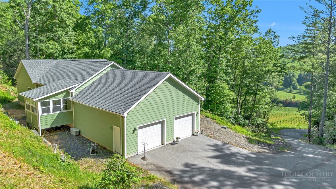 324 Hidden Spring Road West Jefferson, NC 28694 - Photo 4 of 38