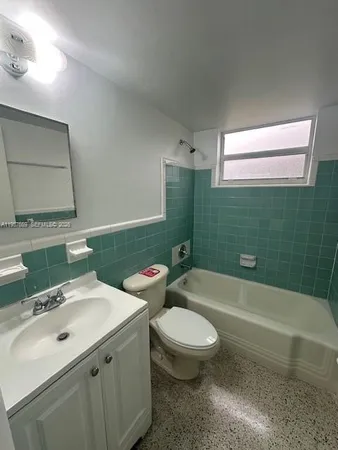 a view of empty room with window