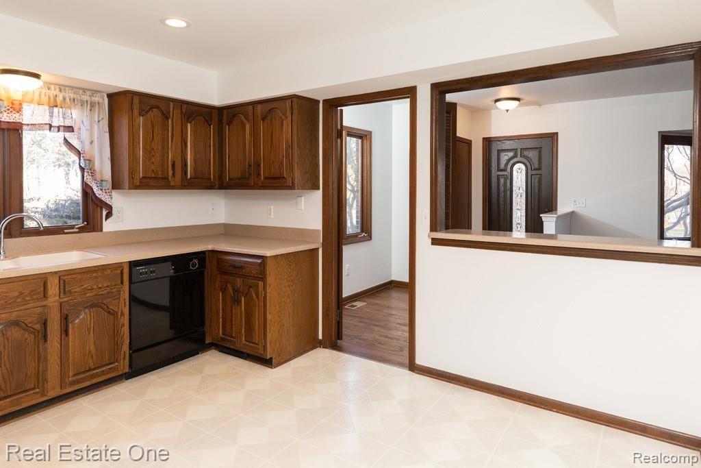 34435 West 9 Mile Road Farmington Hills, MI 48335 - Photo 12 of 32