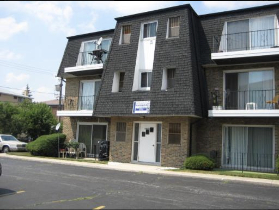 10622 Parkside Avenue, Unit 204 Chicago Ridge, IL 60415 - Photo 1 of 8