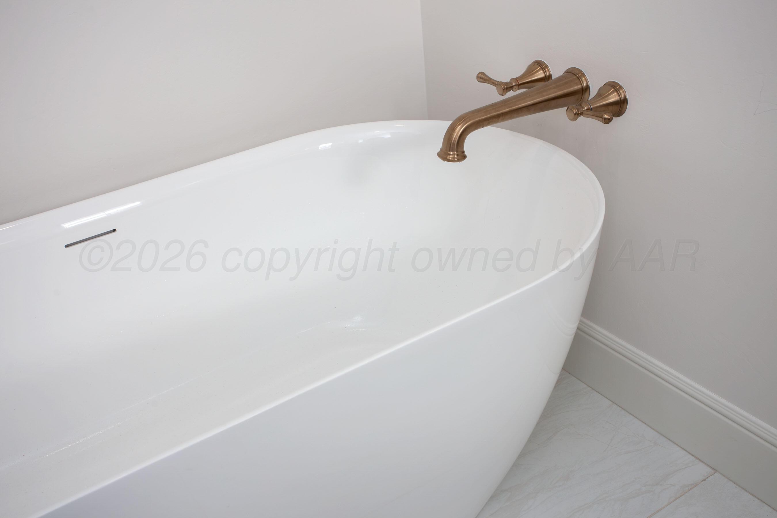 4304 North Rocking Chair Lane Amarillo, TX 79124 - Photo 24 of 36 Ensuite tub
