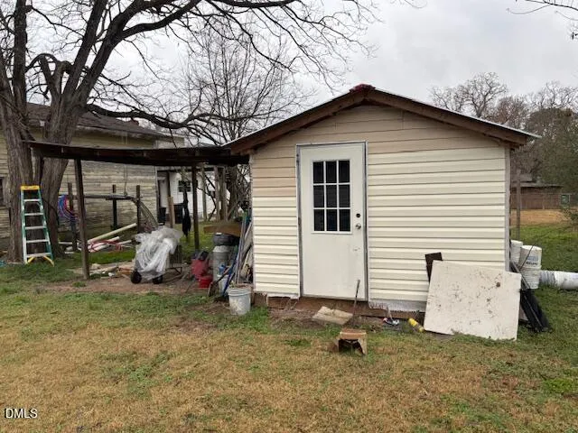 a view of a house with backyard