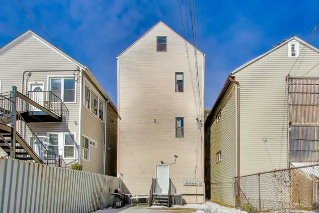 $1,800 | 1821 West 21st Street, Unit 1, Chicago, IL 60608