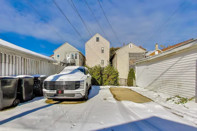 $1,800 | 1821 West 21st Street, Unit 1, Chicago, IL 60608