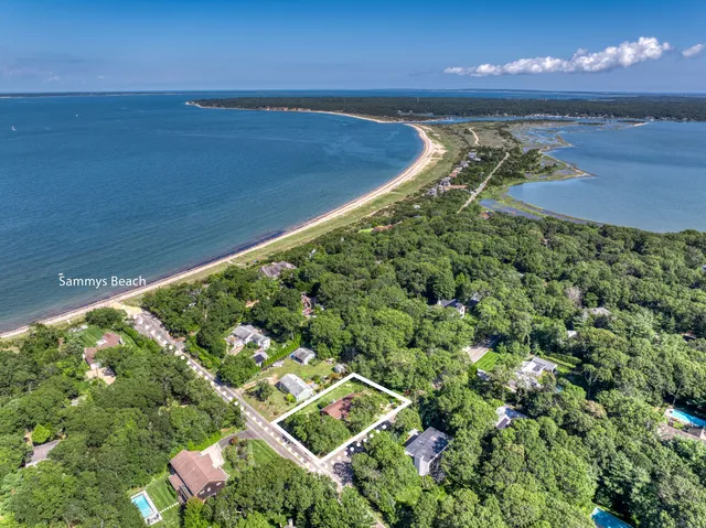 $1,999,000 | 1 Sammys Beach Road, East Hampton, NY 11937