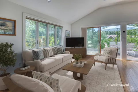 $1,999,000 | 1 Sammys Beach Road, East Hampton, NY 11937