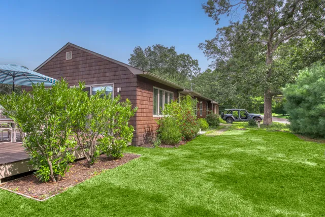 $1,999,000 | 1 Sammys Beach Road, East Hampton, NY 11937