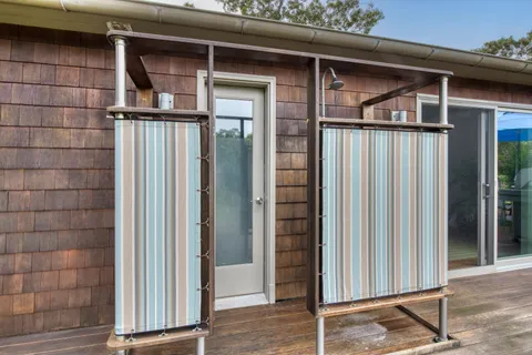 $1,999,000 | 1 Sammys Beach Road, East Hampton, NY 11937