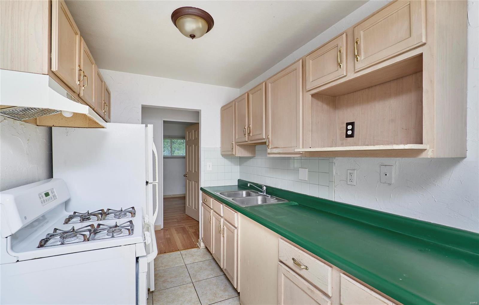 125 Perthshire Road St. Louis, MO 63137 - Photo 5 of 18 Gallery Image 5
