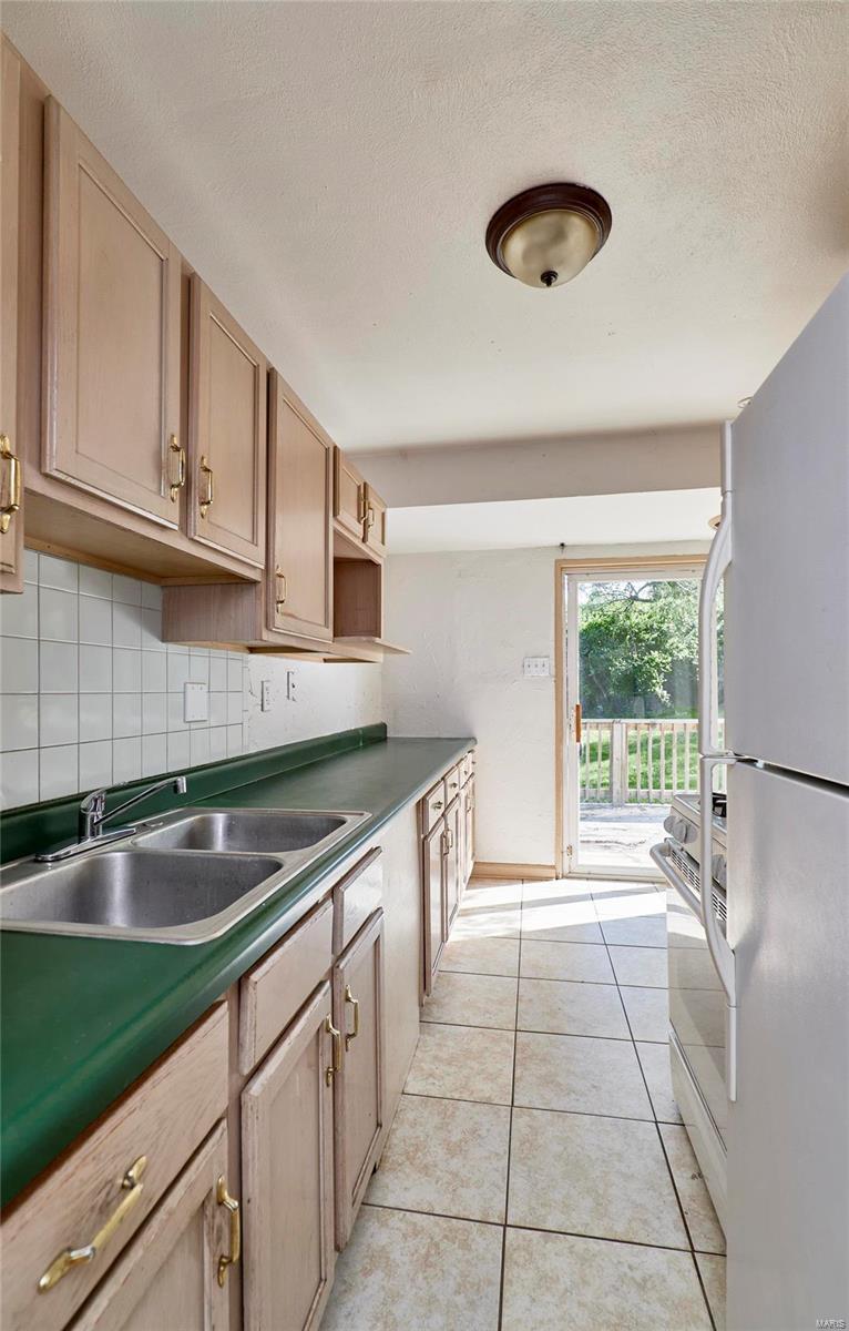 125 Perthshire Road St. Louis, MO 63137 - Photo 6 of 18 Gallery Image 6