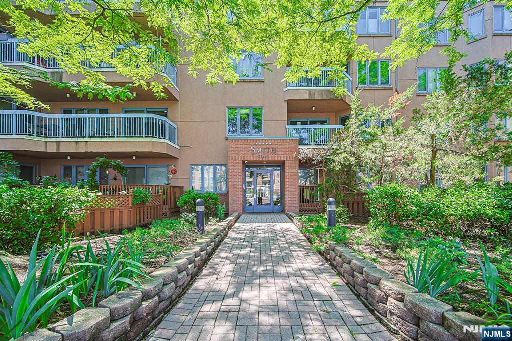 306 Smith Court, Unit R306 Edgewater, NJ 07020 - Photo 3 of 33