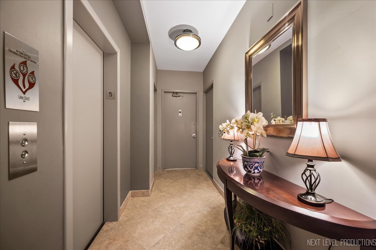 3180 North Lake Shore Drive, Unit 5E Chicago, IL 60657 - Photo 3 of 28 a dining room with furniture and mirror