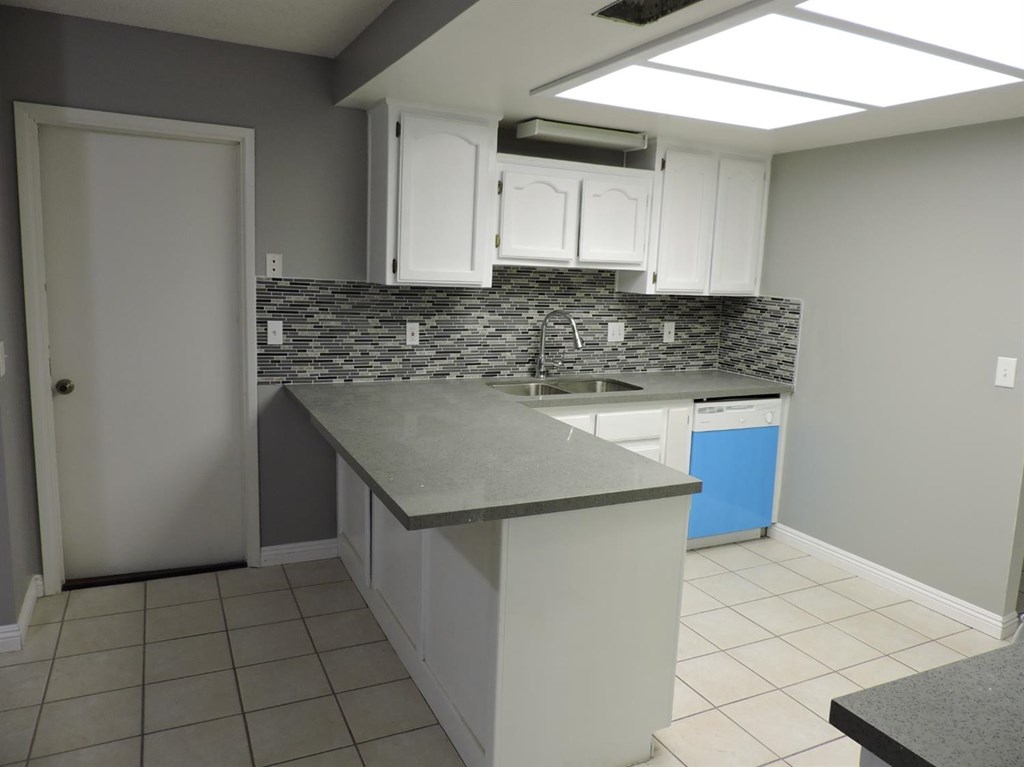 15880 Elcona Place Victorville, CA 92395 - Photo 15 of 43