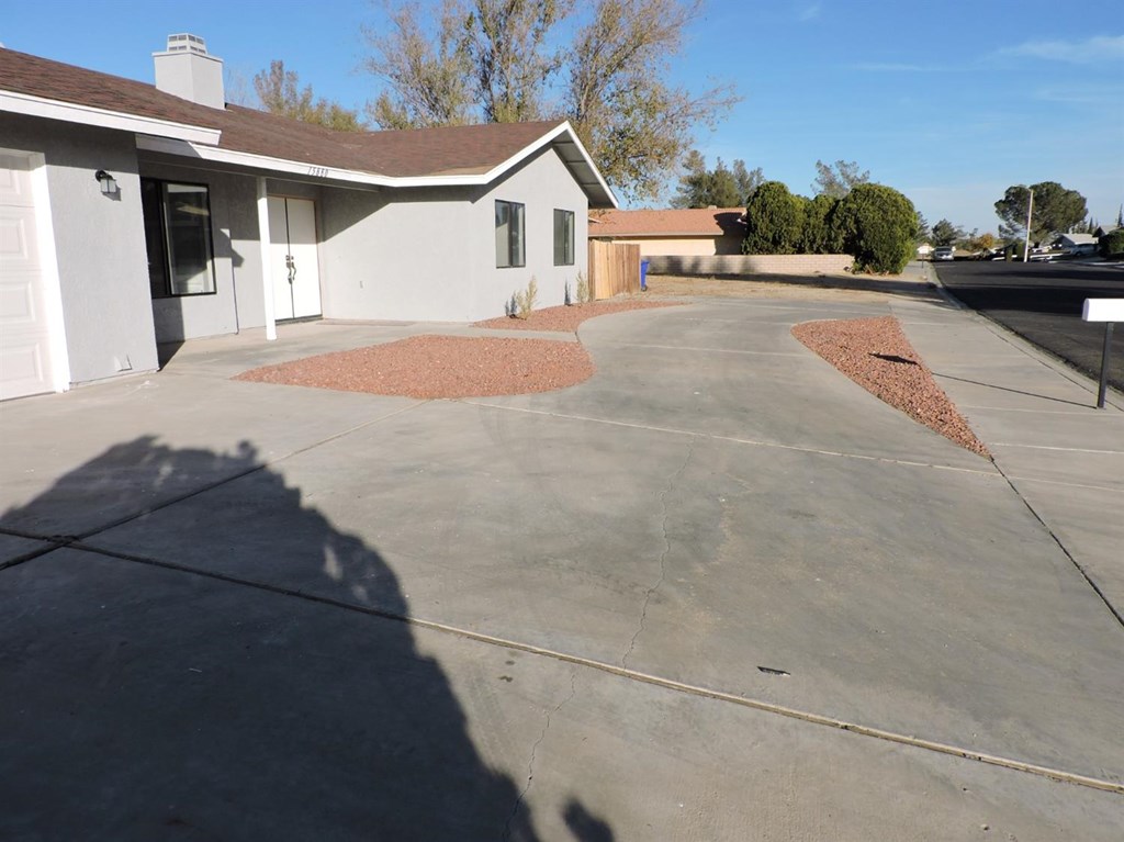 15880 Elcona Place Victorville, CA 92395 - Photo 8 of 43