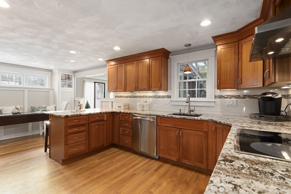 16 Saunders Road Lynnfield, MA 01940 - Photo 9 of 33 Gallery Image 9