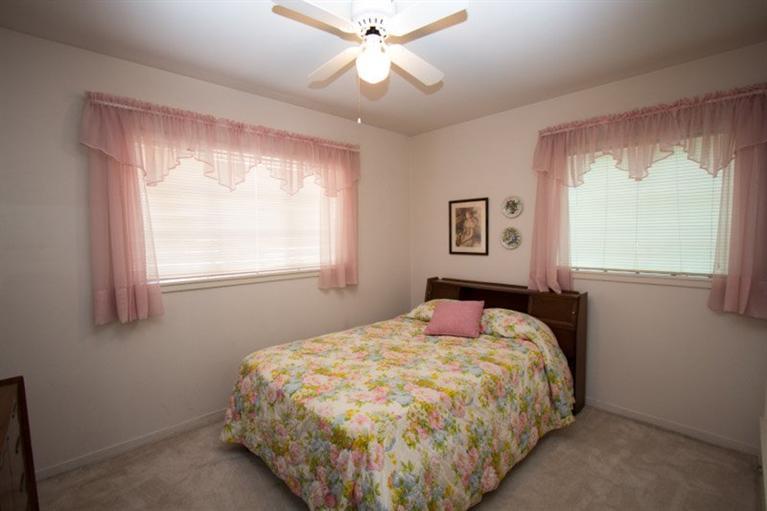 357 Manning Avenue Reedley, CA 93654 - Photo 6 of 27