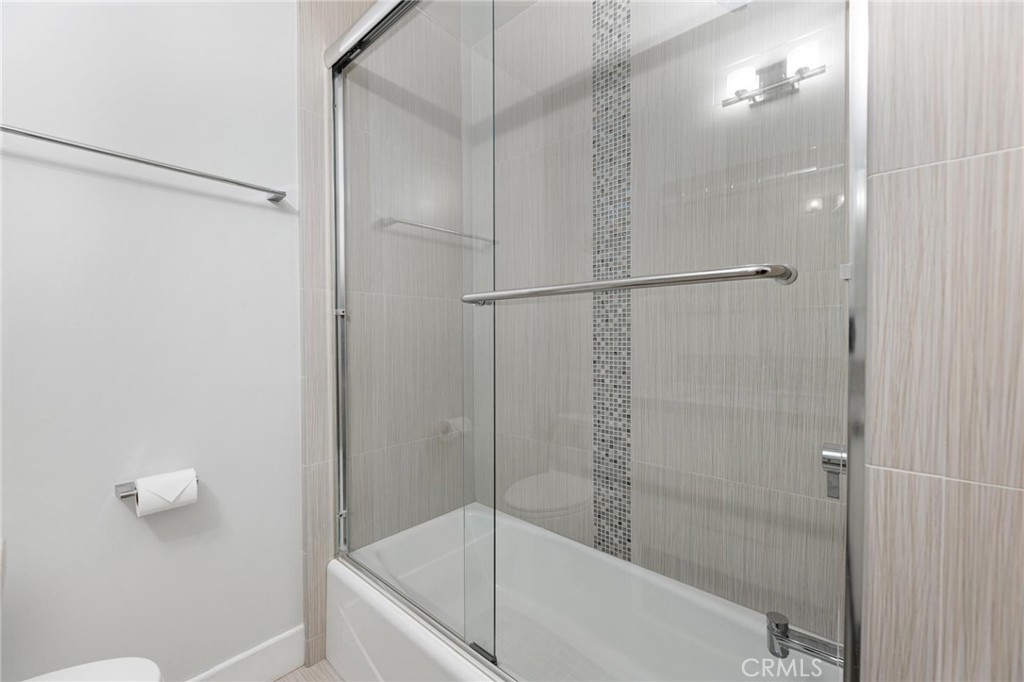 714 Avenue D Redondo Beach, CA 90277 - Photo 32 of 47 a bathroom with a bathtub