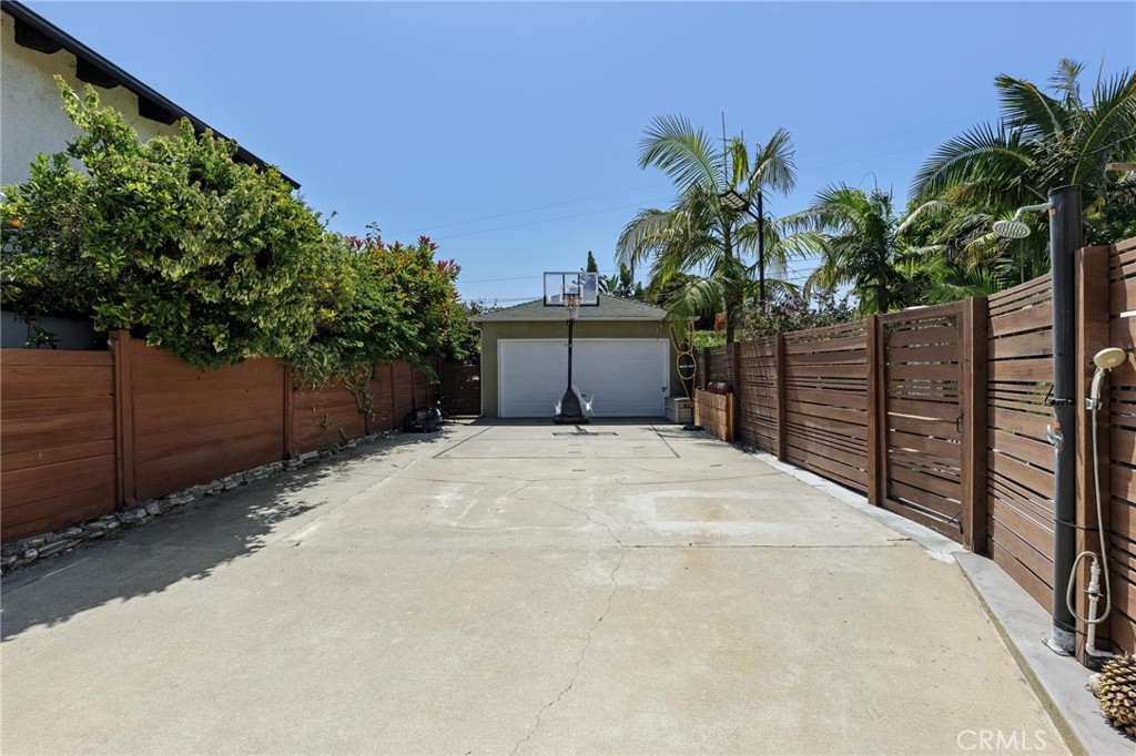 714 Avenue D Redondo Beach, CA 90277 - Photo 40 of 47 a view of a backyard