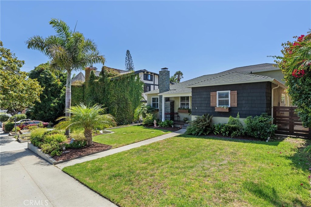 714 Avenue D Redondo Beach, CA 90277 - Photo 5 of 47 a front view of a house with garden