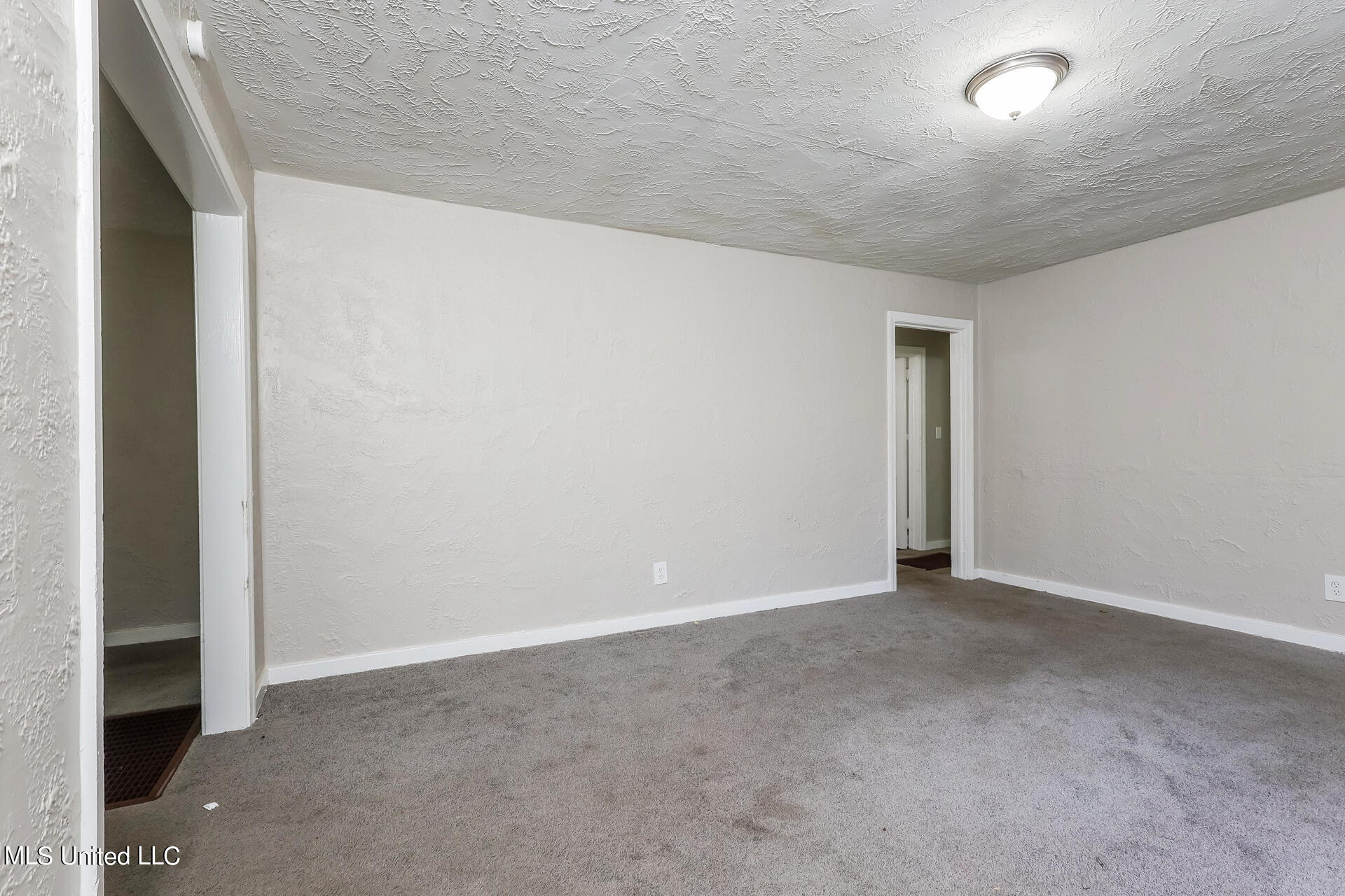 701 Cedarhurst Road Jackson, MS 39206 - Photo 3 of 15 002-photo-living-room-13715813