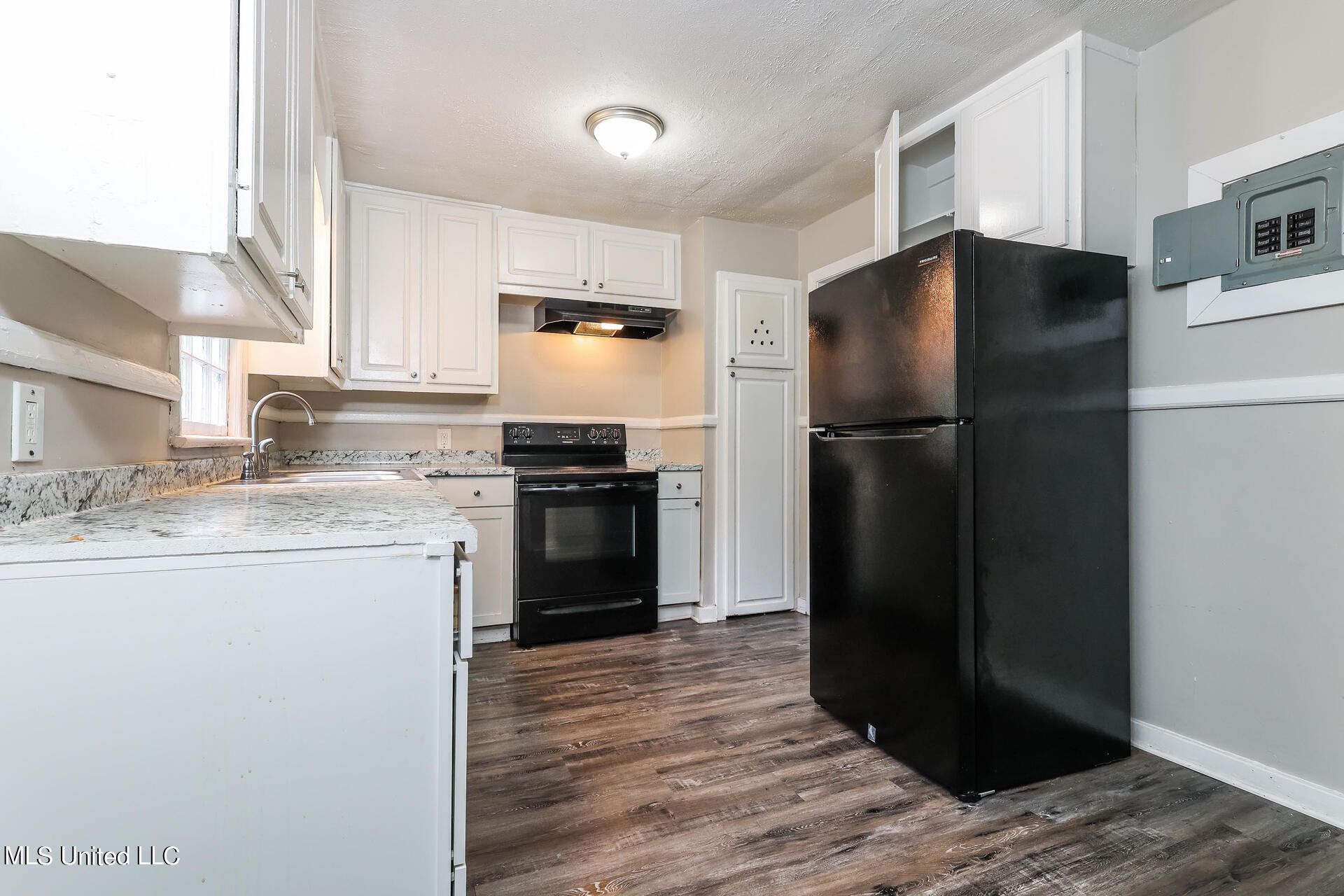 701 Cedarhurst Road Jackson, MS 39206 - Photo 8 of 15 007-photo-kitchen-13715816