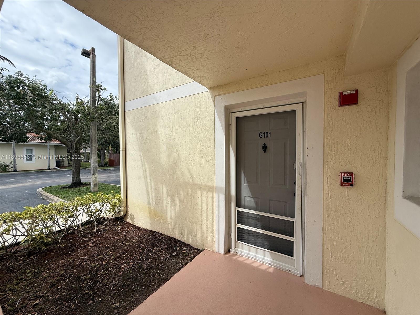 3452 Cypress Trail, Unit 101 West Palm Beach, FL 33417 - Photo 26 of 29 a view of backyard space