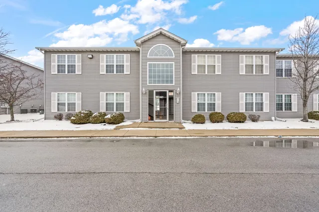 $169,900 | 8214 Lincoln Circle, Unit C, Merrillville, IN 46410