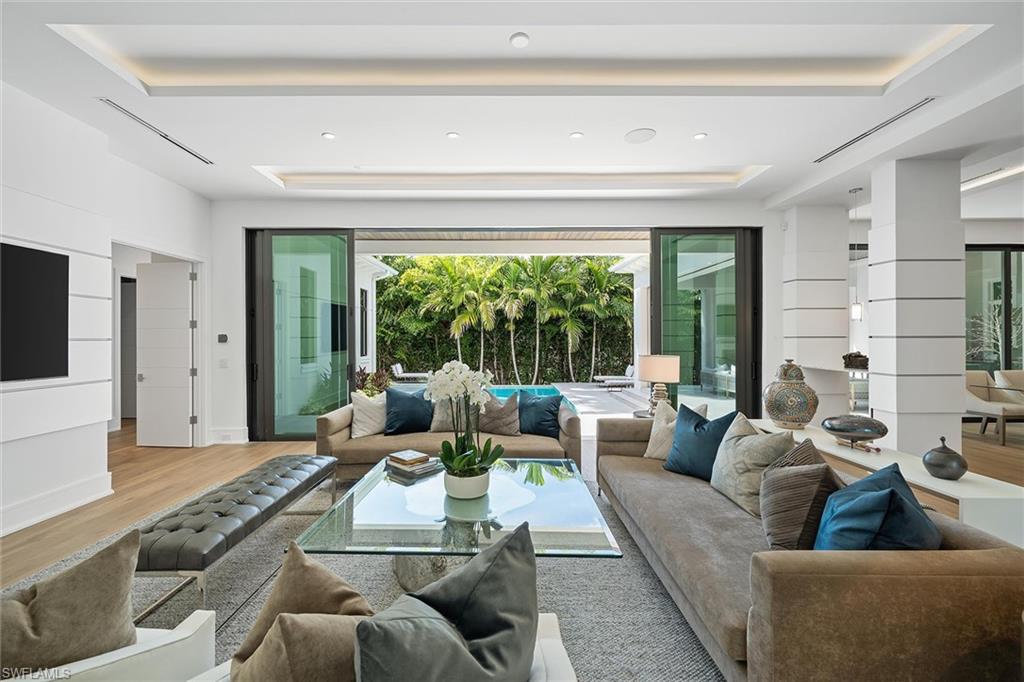 425 Putter Point Drive Naples, FL 34103 - Photo 4 of 35 Gallery Image 4