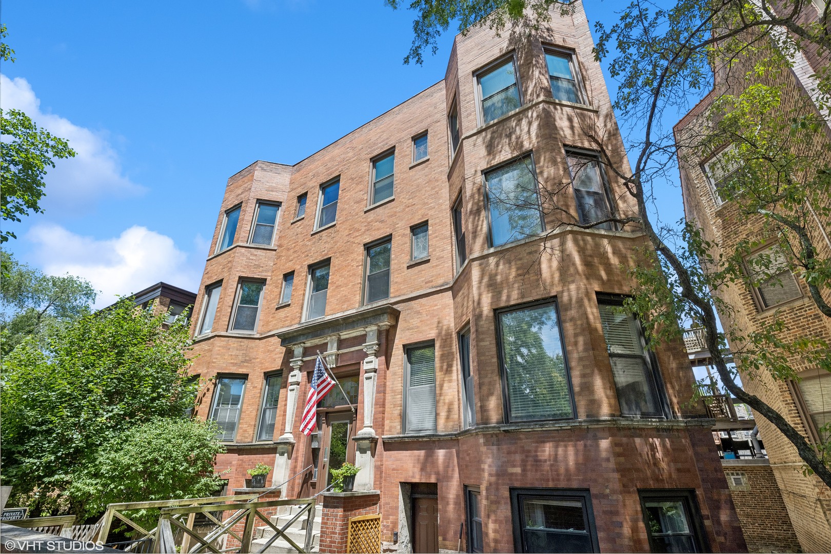 1050 West Byron Street, Unit 3W Chicago, IL 60613 - Photo 1 of 23 front view of a building