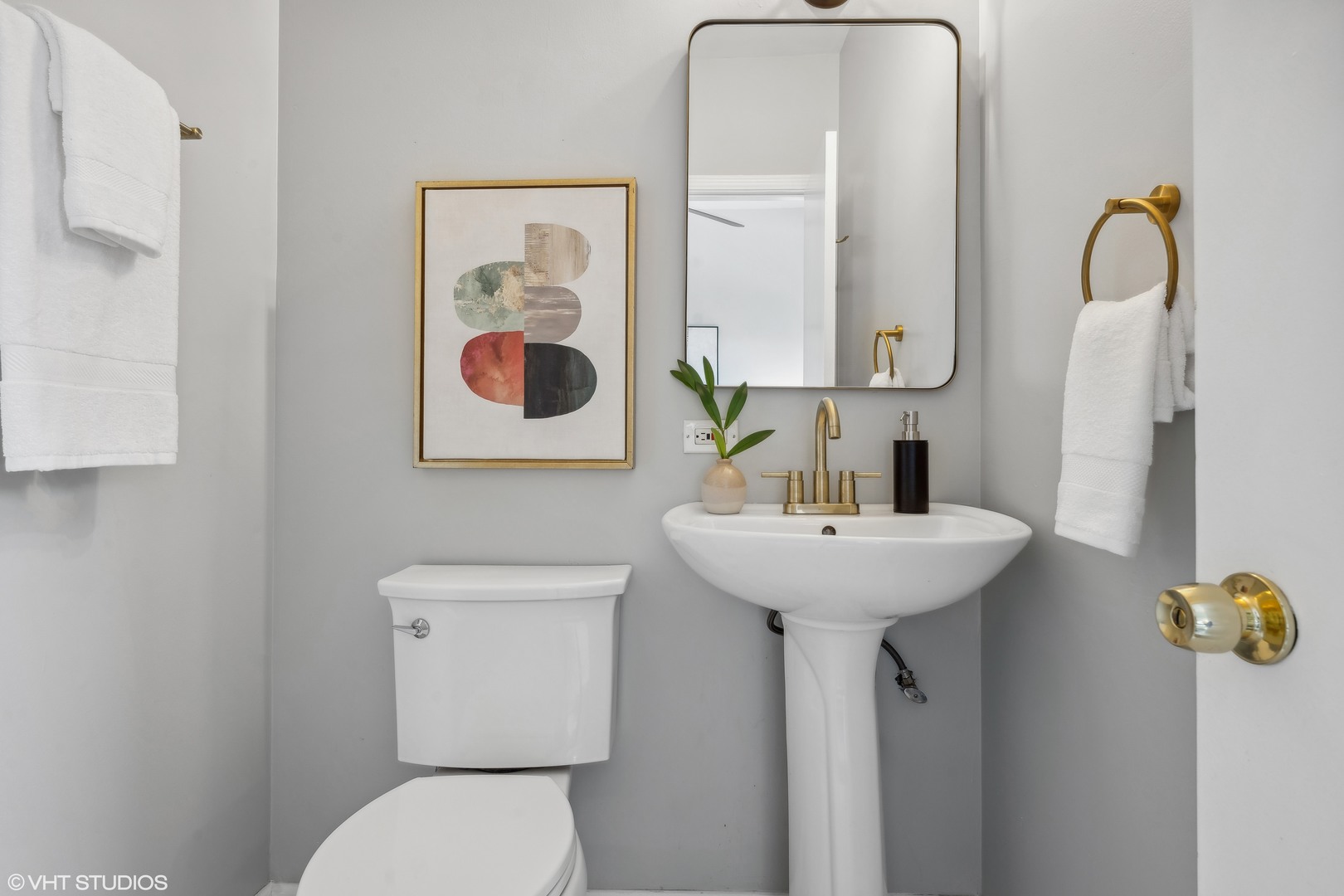 1050 West Byron Street, Unit 3W Chicago, IL 60613 - Photo 15 of 23 a bathroom with a toilet sink and mirror