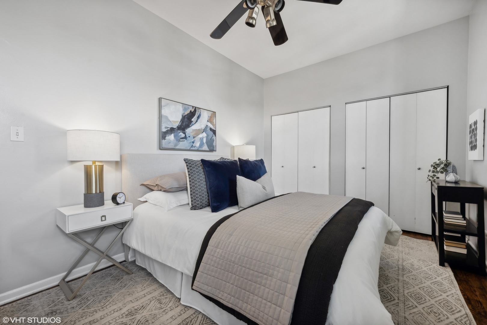 1050 West Byron Street, Unit 3W Chicago, IL 60613 - Photo 17 of 23 a bedroom with bed and a lamp on dresser