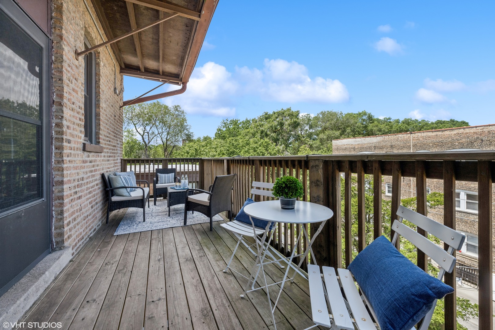 1050 West Byron Street, Unit 3W Chicago, IL 60613 - Photo 19 of 23 a view of a balcony with a dining space and a deck