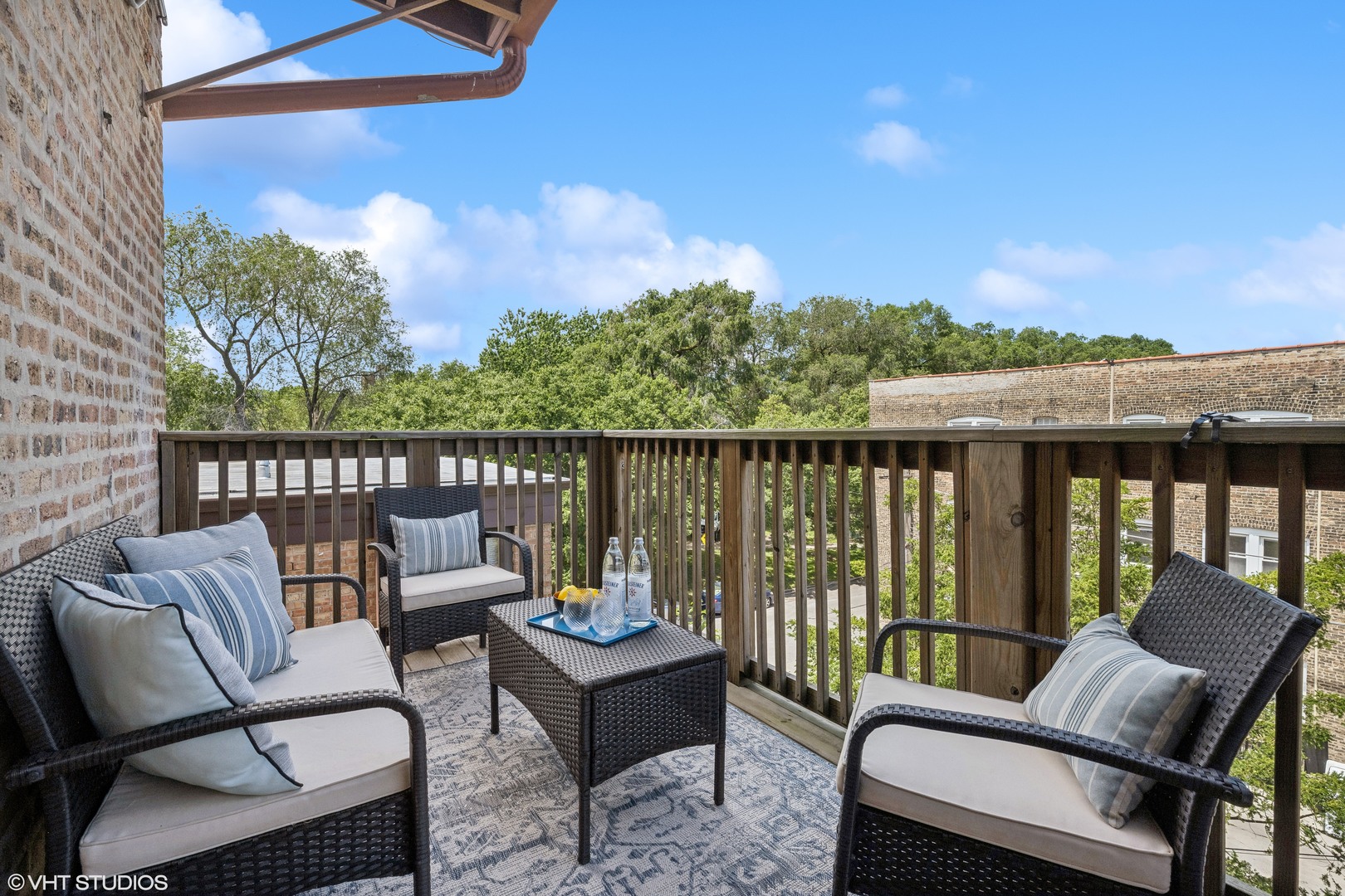1050 West Byron Street, Unit 3W Chicago, IL 60613 - Photo 20 of 23 a view of a chairs and table on the terrace