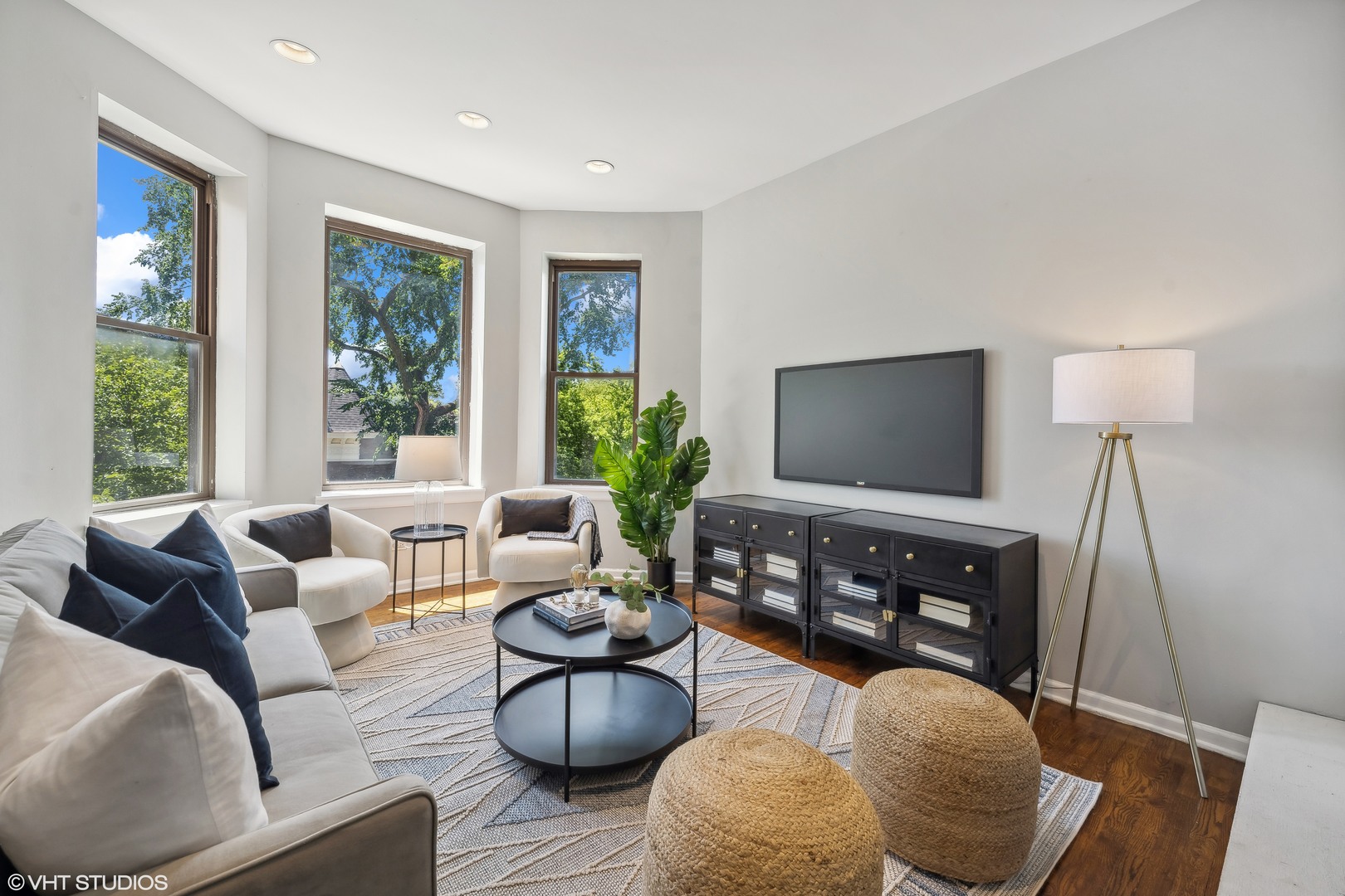 1050 West Byron Street, Unit 3W Chicago, IL 60613 - Photo 5 of 23 a living room with furniture and a flat screen tv