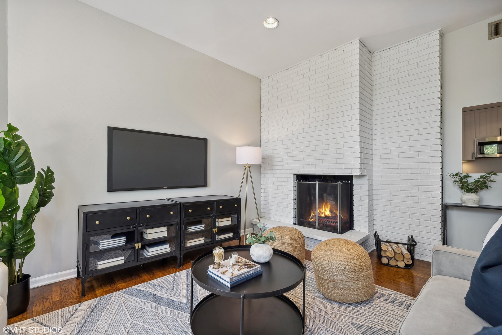 1050 West Byron Street, Unit 3W Chicago, IL 60613 - Photo 6 of 23 a living room with furniture and a flat screen tv