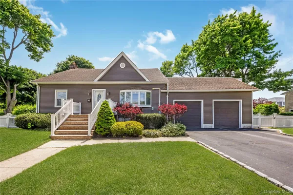$824,999 | 517 Herzel Boulevard, West Babylon, NY 11704