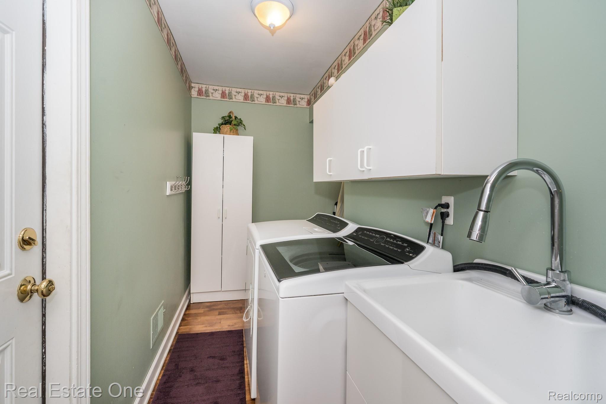 3028 Baypoint Drive Rochester, MI 48309 - Photo 28 of 40 1ST FLOOR LAUNDRY WITH ENTRANCE FROM GARAGE TO THE LEFT